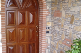 Portoncino arcato con pannellatura a punta di diamante