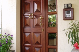 portoncino con pannellatura a punta di diamante e parte semi fissa con vetri riflettenti