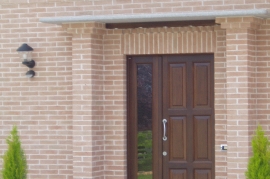 Portoncino di ingresso pannellato con battente semifisso a vtreo riflettente